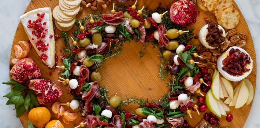 Christmas-Charcuterie-Wreath-website.jpg