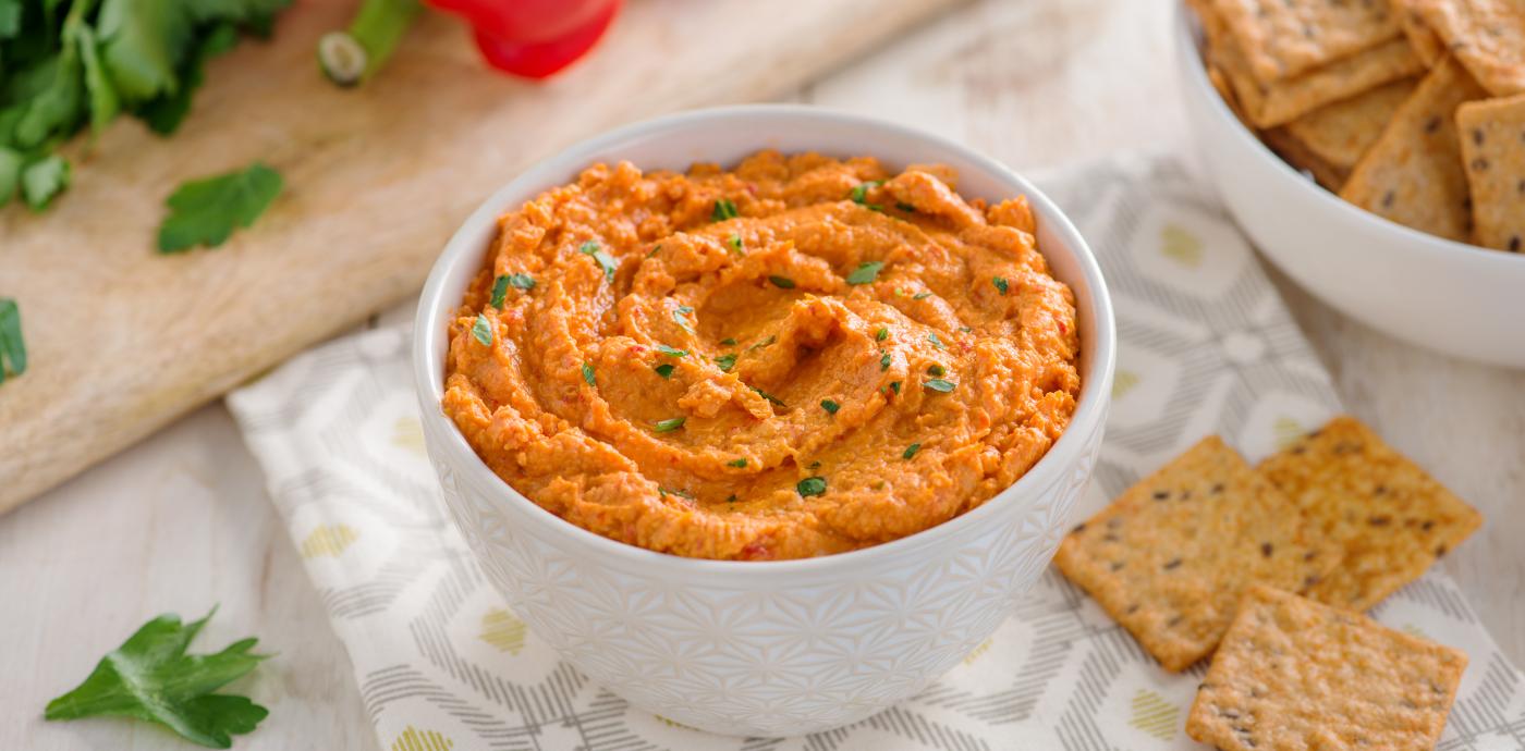 roasted red pepper hummus with whole grain crackers