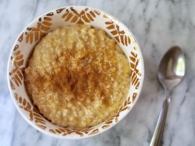 Oatmeal flavored with apricot and tahini