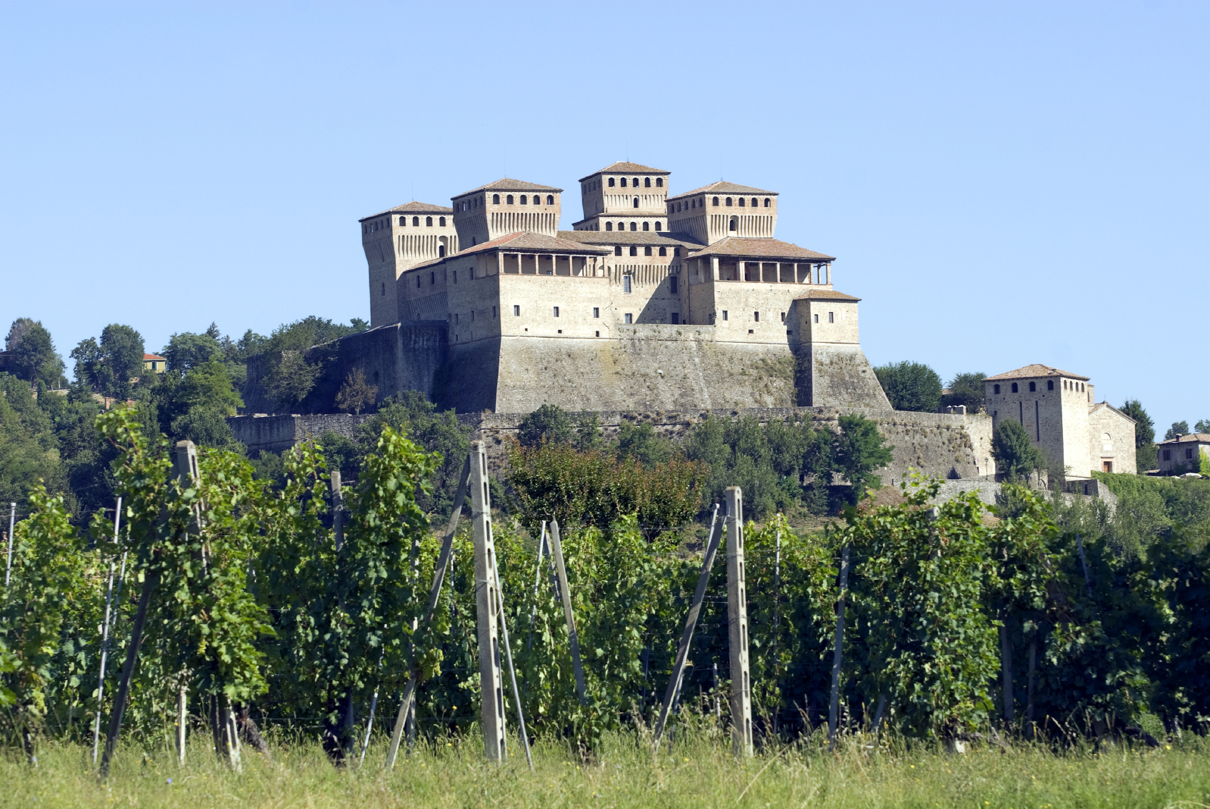 iStock_000010526846_Italy-castle-Torrechiara.jpg