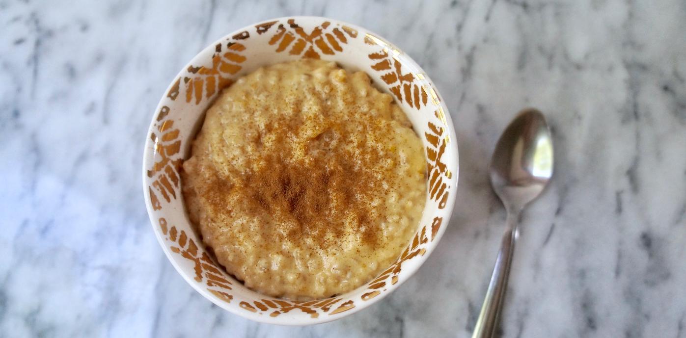 Oatmeal flavored with apricot and tahini