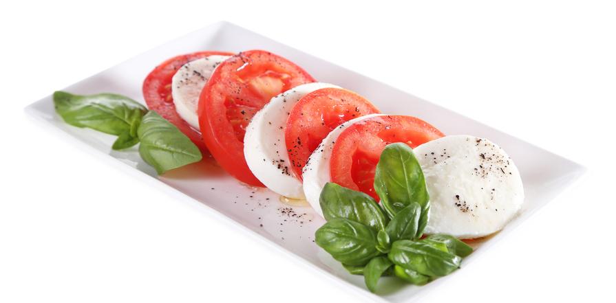 Caprese_Salad_Mozzarella_Tomatoes_Basil_Fotolia_63874052.jpg