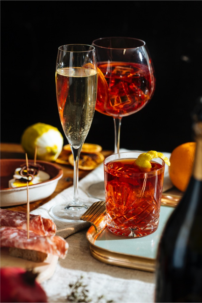 prosecco-spritz-and-cicchetti-picture-id1185389849.jpg